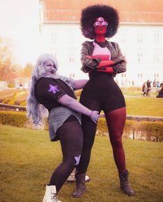 Lol this is such an amazing cosplay! Cosplays Faciles, Garnet Steven Universe Cosplay, Garnet Cosplay Diy, Lars Steven Universe Cosplay, Easy Cosplay Costumes, Steven Universe Amethyst Cosplay, Garnet Cosplay, Amethyst Cosplay, Steven Universe Cosplay