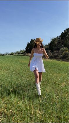 Farm Outfit Women Summer, Fall Outfits Inspiration, Outfit Vaquero, Country Girl Aesthetic, Coquette Cowgirl, Rustic Outfits, Outfit Botas, Cowgirl Fashion