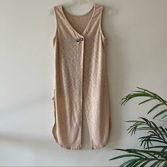 New With Tags Beige Heathered High Low Sleeveless Scoop Neck Blouse Size M Pit To Pit 19” 85% Polyester 11% Rayon 4% Spandex Length 37” V-neck Stretch Tank Top For Daywear, Stretch V-neck Tank Top For Daywear, Versatile Sleeveless Tank Top For Loungewear, Chic Sleeveless Tank Top For Loungewear, Versatile Beach Tank Top, Beige Sleeveless Tank Top For Loungewear, Versatile Sleeveless Tank Top For Daywear, Beige Sleeveless Tank Top For Daywear, Casual V-neck Tank Top For Daywear