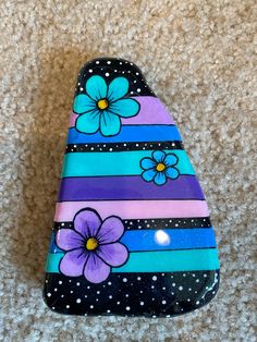 Floral design 🌸 Painted Garden Rocks Ideas, Paint Flowers On Rocks, Birthday Rock Painting Ideas, Easy Stone Painting Ideas, Cool Rock Painting Ideas, Flower Rock Painting, Rock Painting Flowers, Diy Rock Art, Painted Rock Animals