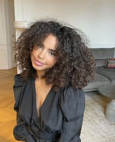 Paola Locatelli, Dark Skin Beauty, Curly Girl Hairstyles, Curly Hair Cuts, Fall Hair Colors, Dream Hair, Curly Girl