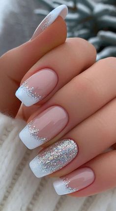 Elegant Nails For Christmas, Elegant December Nails, Christmas Holiday Nails Ideas, Winter Nail Designs Christmas, Cute Simple Christmas Nails Winter, Simple Nails For Christmas, Gel Nails Christmas Designs, Nail Designs Christmas Holiday, Holiday Nails 2024