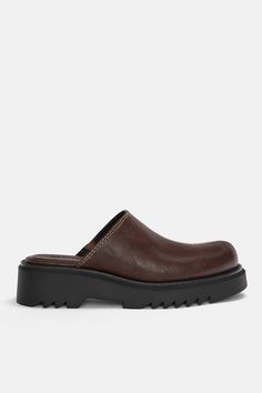 Clogs with topstitching - pull&bear Flat Clogs, Vintage Clogs, Brown Slip On Shoes, Brown Clogs, Classy Shoes, Everyday Shoes, Pull N Bear, Sole Shoes