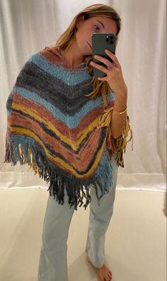 Poncho Aesthetic, Poncho Outfit, Cold Fashion, Winter Boho, Closet Fashion, Bohemian Clothes, Of Ideas, Colorful Fashion, Ponchos