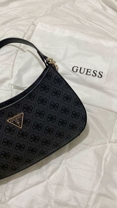 Guess Bag Outfit, Expensive Purses, Bag Guess, Classy Purses, Guess Handbag, Guess Bag, My Style Bags, Purse Essentials, Girly Bags