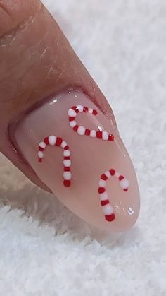 Christmas Nail Designs Candy Cane, Cute Nails For Kids 9-10 Christmas, Finger Nail Designs For Winter, How To Do Candy Cane Nails, Easy Candy Cane Nails, Cute Christmas Nails Easy, Gel Nails Christmas Designs, Candy Cane Nails Short, Preppy Christmas Nails