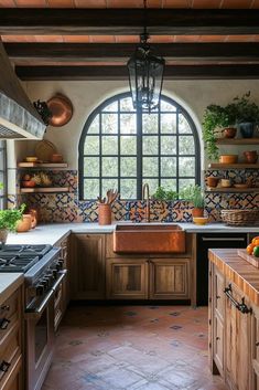 Rustic Mediterranean Kitchen, Bohemian Kitchens, Mexican Farmhouse Decor, Mexican Farmhouse, Spanish Kitchen Design, Modern Mediterranean Home, Boho Kitchen Ideas, Old World Kitchens, Spanish Kitchen