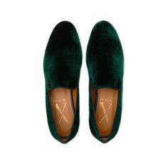 Green Velvet Slipper upper: green velvet inside: soft lining in camel leather with foam insole for more comfort sole: slip resistant sole - leather with rubber front heel: 1cm dust bag and box Made in Portugal. NORMAL FIT