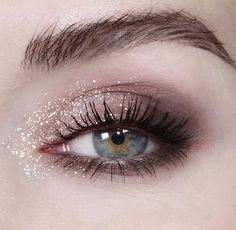 Sparkly Neutral Eye Makeup, Dark Gray Makeup, Eyeliner And Glitter Eyeshadow, Simple Makeup Looks Glitter, Makeup Looks Glitter Eyeshadow, Glitter Eyeshadow Simple, Natural Sparkly Eye Makeup, Wedding Makeup Glitter Eyes, Cheerleading Makeup Ideas Glitter