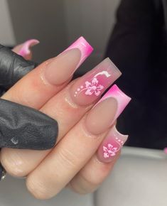 Picture belongs to: lilz.nailsx on instagram 🌺 Pink Flower Nails Acrylic, Hawaiian Flower Nails Hibiscus, Hibiscus Nail Design, Hibiscus Flower Nails, Tropical Flower Nails, Hawaii Nails, Acrylic Nail Set, Long Acrylic Nail Designs, Airbrush Nails