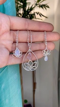 Wire Wrapped Necklace Pendant, Lotus Flower Wire Jewelry, Lotus Flower Jewelry Handmade, Lotus Wire Wrap Tutorial, Lotus Wire Wrap, Wire Wrapped Flower Pendant, Wire Lotus Flower, Wire Wrap Flower, Wire Jewelry Necklaces