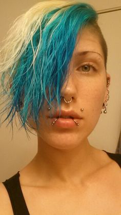 Turquoise, cyan, and blonde with shaved sides Pixie Mohawk, Weird Haircuts, Easy Trendy Hairstyles, Undercut Pixie, Shaved Sides, Hair Color For Women, Different Hairstyles, Body Mods