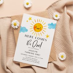 there is a card that says here comes the sun on it and daisies around it