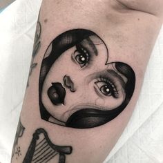 a woman's face is shown in the shape of a circle on her leg