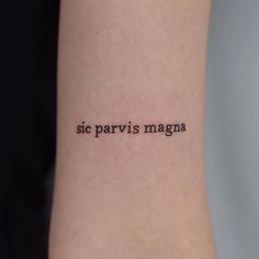 a woman's arm with the words sic parvis magna on it