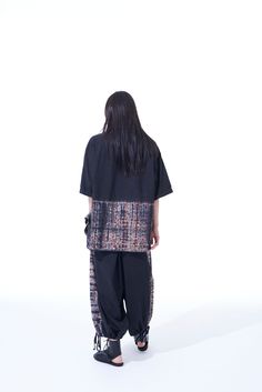 A blend of hakama pants and balloon pants with adjustable ties, allowing versatile wear. When fully loosened they resemble hakama, and when tightened they mimic balloon pants. An asymmetric style, by tightening one side, offers a unique look. These pants feature traditional Indian hand-block prints and "tornado shibori," creating an oriental aesthetic. Pair with a solid black suiting jacket for a fresh dimension. - Adjustable waist with elastic and drawstrings - Indian hand-block botanical print Hakama Pants, Plants Pattern, Costume Noir, Balloon Pants, Indian Block Print, Plant Pattern, Tornado, Shibori, Botanical Prints