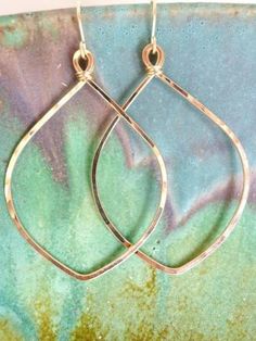 Petal Hoops Beading Materials, Hammered Metal Jewelry, Stretch Beaded Bracelets Diy, Crazy Earrings, Simple Hoop Earrings, Hammered Hoop Earrings, Wire Jewelry Designs, Hammered Earrings, Wrap Jewelry