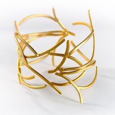 This beautiful bangle is part of a collection that takes inspiration from nature and Japanese aesthetics.The bangle is crafted from brass wire that has been hammered flat and soldered together to form a branch - a beautiful tribute to the bonsai tree.Natural dreamy silhouette - perfect for special occasion such as wedding and birthday.  This feminine, unique and dainty piece will give any outfit  a special look  ��– it is a real eye catcher at any elegant occasion.Great as a gift for wife, girlfri Bangles Bridal, Hammered Bangles, Steampunk Earrings, Inspiration From Nature, Cocktail Earrings, Bracelet Pack, Black Earrings Dangle, Quartz Jewelry, Gift For Woman