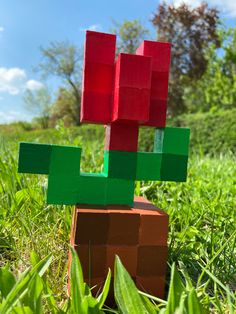 Red Minecraft tulip in real life made out of wood blocks glued together and painted with acrylic paint Cute Wood Crafts, Minecraft Block Flowers Diy, Minecraft Tulip 3d, Diy Minecraft Blocks, Wood Cube Crafts Minecraft, Wood Block Art Ideas, Gifts To Make Out Of Wood