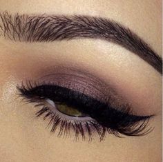 I love this look! The subtle brown eyeshadow and thick winged liner <3 Permanente Make-up, Makeup Tip, Make Up Inspiration, Beauty Make-up, Purple Eyeshadow, Makeup Obsession, Makeup For Green Eyes, Long Lashes