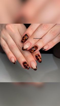 Short Tortoise Nails, Tortoise French Nails, Turtle Print Nails, Tortishell Nails Design French, Tortious Nails, Tortoise Tip Almond Nails, Tortious Nail Design, Tortus Shell Nail Designs, Almond Nails Tortoise