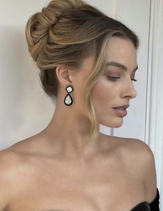 Margot Robbie Red Carpet, Margot Robbie Hair, Wedding Hair Up, Peinados Recogidos, Bridal Hair And Makeup, Wedding Hair And Makeup, Dream Hair, Margot Robbie, Aesthetic Hair