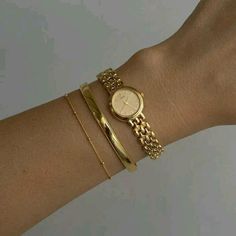 Jewellery Stack Gold, Minimalist Accessories Jewellery, Xoxo Jewelry, Golden Watch, Fancy Watches, Preppy Jewelry, Vintage Watches Women, Minimalist Accessories, Diy Jewelry Unique