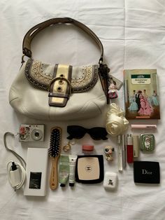 What To Put In Your Purse, Grunge Whats In My Bag, Bag Decorating Ideas, Coquette Whats In My Bag, What’s In My Bag ?, What’s Inside My Tote Bag Aesthetic, Aesthetic What’s In My Purse, What Is In My Bag