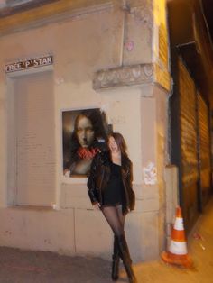 Girl with brown hair leaning against wall on street in the dark. There is a painting on the wall and the girl is in a short black dress with a black leather jacket on and high black boots. Digital Camera Pics, Night Street Photography, Night Out Style, Street Pics, Camera Pics, Photo Ideas Instagram, Night Street, Flash Photo, Pose Fotografi