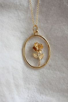 Rose With Leaves, Magic Rose, قلادات متدلية, Golden Garden, 23rd Birthday, Golden Frame, Magical Jewelry, Golden Jewelry, Jewelry Accessories Ideas