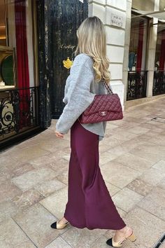 Get ready to elevate your old money outfits with these 15 cozy yet chic fall looks with sweaters! Featuring 2024 trends, such as this burgundy satin skirt and cozy grey knitwear, this guide brings a touch of Paris fashion to your wardrobe. Whether you’re looking for something classy and simple or luxurious and layered, these elegant outfit ideas are perfect for elevating your everyday style. Look Adidas, Skandinavian Fashion, Mode Casual, Looks Street Style, Mode Inspo, Inspired Outfits, 가을 패션, Looks Style, Outfit Casual