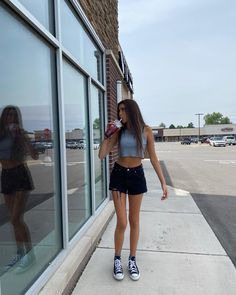 Summer Outfits With Black Sneakers, Cute Outfits With Converse Summer, Outfits With Black Shorts Aesthetic, High Top Converse Outfits Shorts, Converse And Denim Shorts, Summer Outfit With Converse, Black Chunky Converse Outfit, Basic Converse Outfits, Summer Fits With Converse