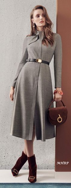 Escada Fall 2018_pinned from vogue.com/fashion-show David Kibbe, Robes Glamour, 2018 Runway, Fashion Blogs, Hijab Styles, Pleated Skirts, Fashion 2018, Beirut, Fall 2018