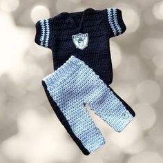 The Raiders football jersey and pants pattern is for any\nfootball enthusiast or raiders fan. Make it in an afternoon to\ntake to your next baby shower. People will be awed by this\nsuper cute little outfit. Quick, easy and not much yarn.\nPattern is written i Baby Football Outfit, Newborn Football, Crochet Baby Clothes Boy, Christmas Applique Patterns, Crochet Football, Baby Clothes Boy, Raiders Baby, Philadelphia Sports, Crochet Patterns Baby