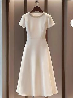 #white #dress #graduation #fashion #style #فساتين #فستان_تخرج Elegant Dresses For Graduation, Graduation Midi Dress, Classy Graduation Outfit, White Dress For Graduation, Graduation Dress Designs, White Dress Graduation, White Dress Classy, Graduation Fashion, Teenage Dress