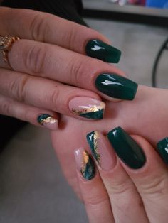 Marble green nails with gold Trendy Fall Nails Green, Gold And Emerald Nails Ideas, Hunter Green Nails Acrylic Short, Green And Gold Biab Nails, Emerald Green And Gold Marble Nails, Nail Design Green And Gold, Dark Emerald Green Nails Design, Army Green Nails With Gold, Nails Inspiration Green And Gold