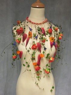 Floral jewelry Flower Body Adornment, Unusual Necklaces, Body Adornment Jewellery, Vegetable Dress, Tahitian Costumes, Fresh Flower Jewelry, Higher Art, Mannequin Art, Fairy Festival