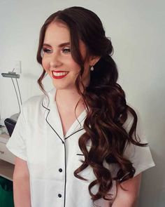 Formal Hairstyles To The Side, Bridesmaid Hairstyles Off To The Side, Side Pony Prom Hair, Low Side Ponytail Wedding Hair, Bridal Hair Side Ponytail, One Side Down Hairstyle, Prom Hairstyles Side Ponytail, Side Ponytail Bridesmaid Hair, Wedding Ponytail Hairstyles Brunette