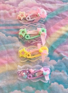 Cute Lacey hair clips! Yume Kawaii Hair Accessories, Creepy Cute Accessories, Harajuku Hair Clips, Decora Kei Accessories, Decora Hair Clips, Decora Kei Aesthetic, Cutecore Accessories, Kawaii Clips, Decora Kei Outfits