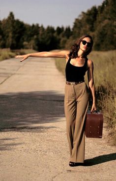 . High Waisted Pants Outfit, Realistic Goals, Chique Outfit, Office Outfits Women, Outfit Trends, Street Style Inspiration, Mode Inspo