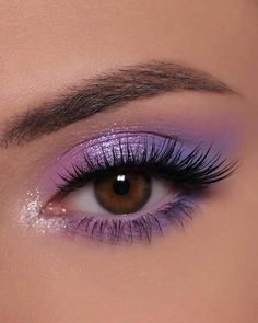 Lilac Eyeshadow, Halloweenský Makeup, Purple Eye Makeup, Pink Eye Makeup, Purple Makeup, Eye Makeup Designs, Purple Eyeshadow, Creative Eye Makeup