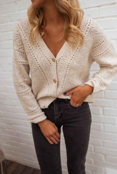 Beige long sleeve cardigan that has beautiful knit detailing, paired with dreamy golden flower shaped buttons. This cardigan has a v-neckline and is super soft and cozy, as well as it being chic! ONE SIZE (fits from US 2-4-6-8-10) Length 20.47 in - Width 19.29 in Our model wears the Grey Sandrine Jeans and the Red Patterned Stacy Dress Contexture: 2% spandex - 10% wool - 20% polyester - 30% acrylic - 38% recycled polyester Washing: handwash Surfergirl Style, Parisian Style Outfit, Parisian Women, Beige Cardigan, Cardigan Outfits, Beautiful Knitting, Short Sleeved Sweaters, Mode Inspiration, Autumn Fashion Women