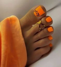 Beach Summer Toe Nails 2024: The Ultimate Style Guide for Your Feet in the Sand Pedicure Ideas Orange, Sunset Toe Nails, Gel Toes Ideas Summer, Tow Nail Designs, Orange Toe Nail Designs, Orange Pedicure Ideas, Orange Design Nails, Fun Pedicure Ideas