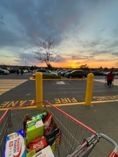 A picture a person just walking out of Costco with their big grocery haul. And all they see in the parking lot is a beautiful sunset that ranges in all colors from red, pink, orange, and yellow with the blue sky sitting right on top. American Life Aesthetic, Costco Aesthetic, Exchange Year Usa, Usa Aesthetic, American Vibes, Life In Usa, Usa Dream, American Aesthetic, Life In America