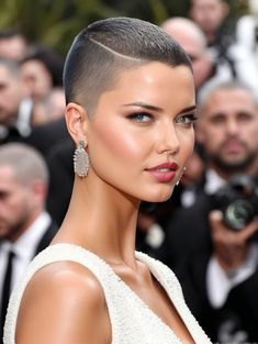 Skin Fade Women, Buzz Cuts For Women, Makeover Hair, Buzzed Hair Women, Buzz Cut Women, Shaved Hair Designs, Buzzed Hair, Short Silver Hair