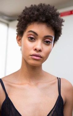 30 Most Exotic Curly Haired Beautiful Girl Samile Bermannelli, Natural Makeup For Black Women, Women With Natural Hair, Cabello Afro Natural, Fashion Week Backstage, Twa Hairstyles