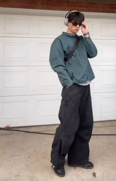 Urban Male Outfits, Fashion Inspo Outfits Male, Y2k Guy Outfits, Y2k Aesthetic Male, Male Y2k Outfits, Outfits For Males, Male Outfits Aesthetic, Mens Outfits Streetwear, Aesthetic Male Outfits