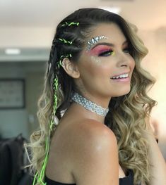 Ibiza Concert Outfit, Braided Hairstyles Festival, Rave Hairstyles Side Part, Colorful Festival Hair, Coachella Neon Outfit, Hair Festival Ideas, Make Festival, Coachella Theme Hairstyle, Coachella Makeup Ideas Glitter