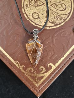 Arrowhead Jewelry, Wax Cord Necklace, Arrowheads Jewelry, Fantasy Jewellery, Head Stone, Arrow Head, Jewellery Unique, Head Jewelry, Wire Wrapped Necklace