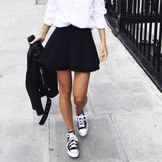 College Wardrobe Essentials, Outfit Minimalista, Casual Chique Stijl, College Wardrobe, Converse Outfits, Black Skater Skirts, Style Casual Chic, Peplum Tops, Outfits With Converse